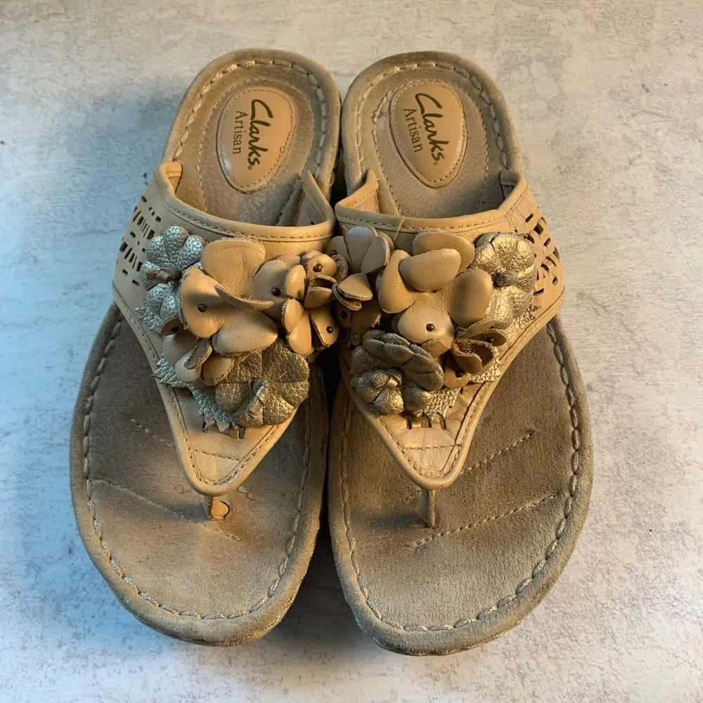 Clarks 8M Artisan‎ Leather Thong Wedge Sandals Tan Gold Floral Applique 26068592